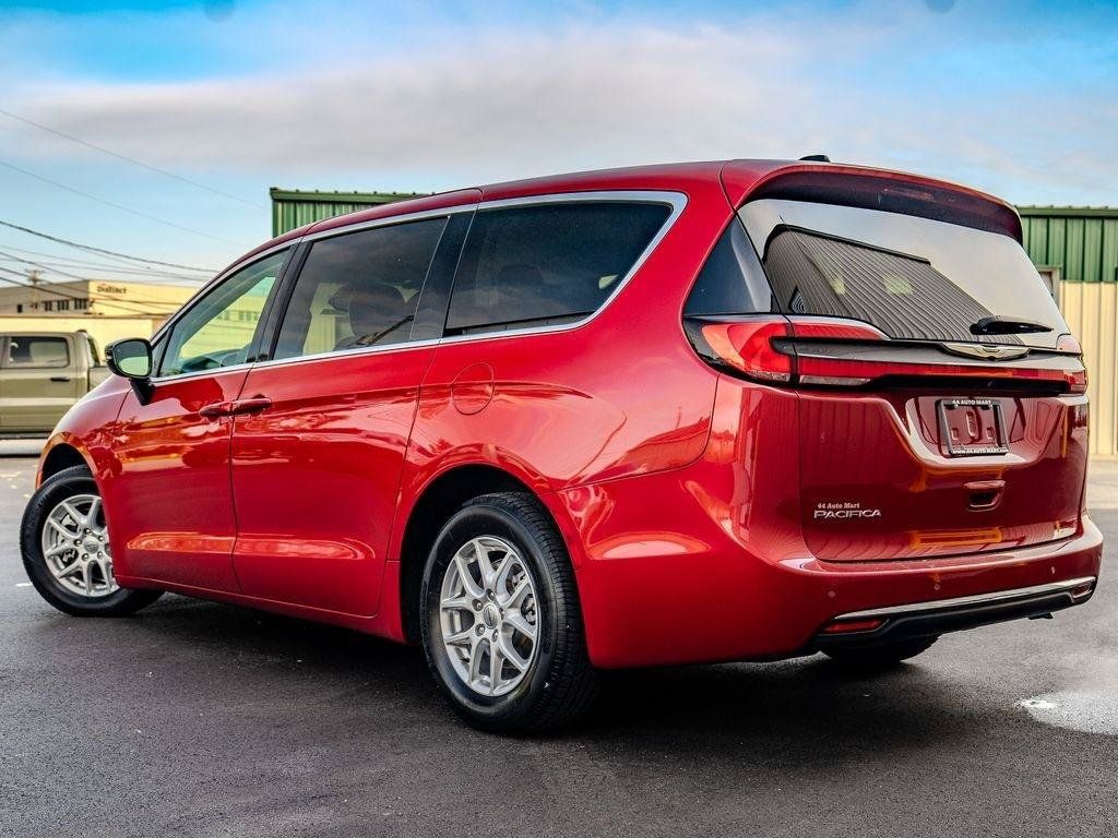 Used 2024 Chrysler Pacifica Touring-L FWD image 8