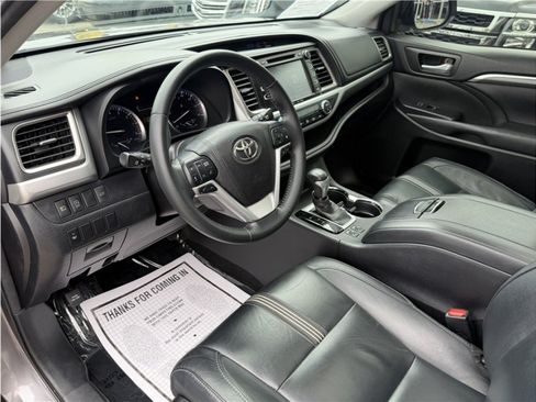 Used 2017 Toyota Highlander SE FWD image 17