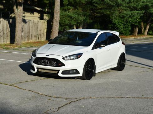 Used 2016 Ford Focus ST FWD image 2
