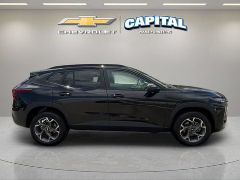 Used 2025 Chevrolet Trax LT FWD image 7