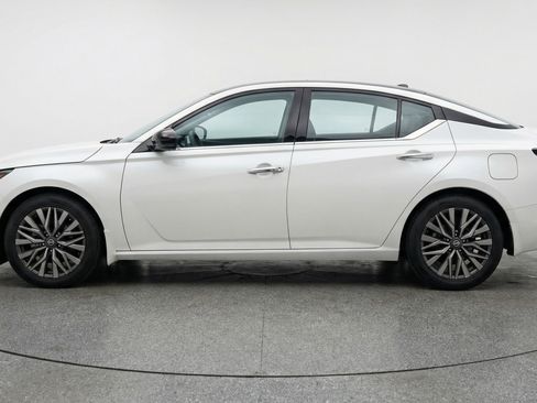 Used 2025 Nissan Altima 2.5 SV FWD image 5