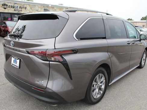 Used 2023 Toyota Sienna LE w/ LE Plus Package FWD image 7