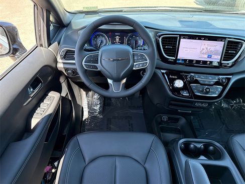 New 2025 Chrysler Voyager LX image 22