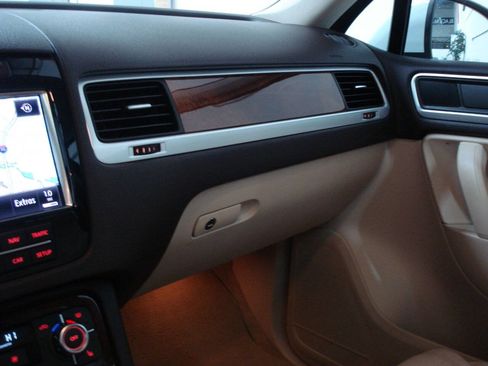 Used 2013 Volkswagen Touareg Sport image 28