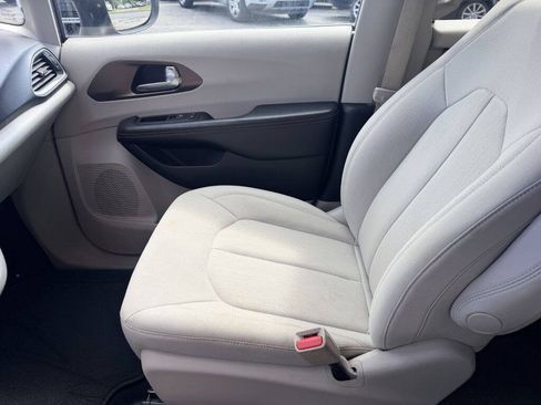 Used 2017 Chrysler Pacifica Touring FWD image 13