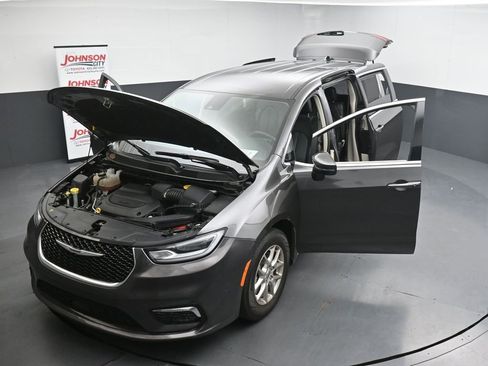 Used 2023 Chrysler Pacifica Touring-L FWD image 26