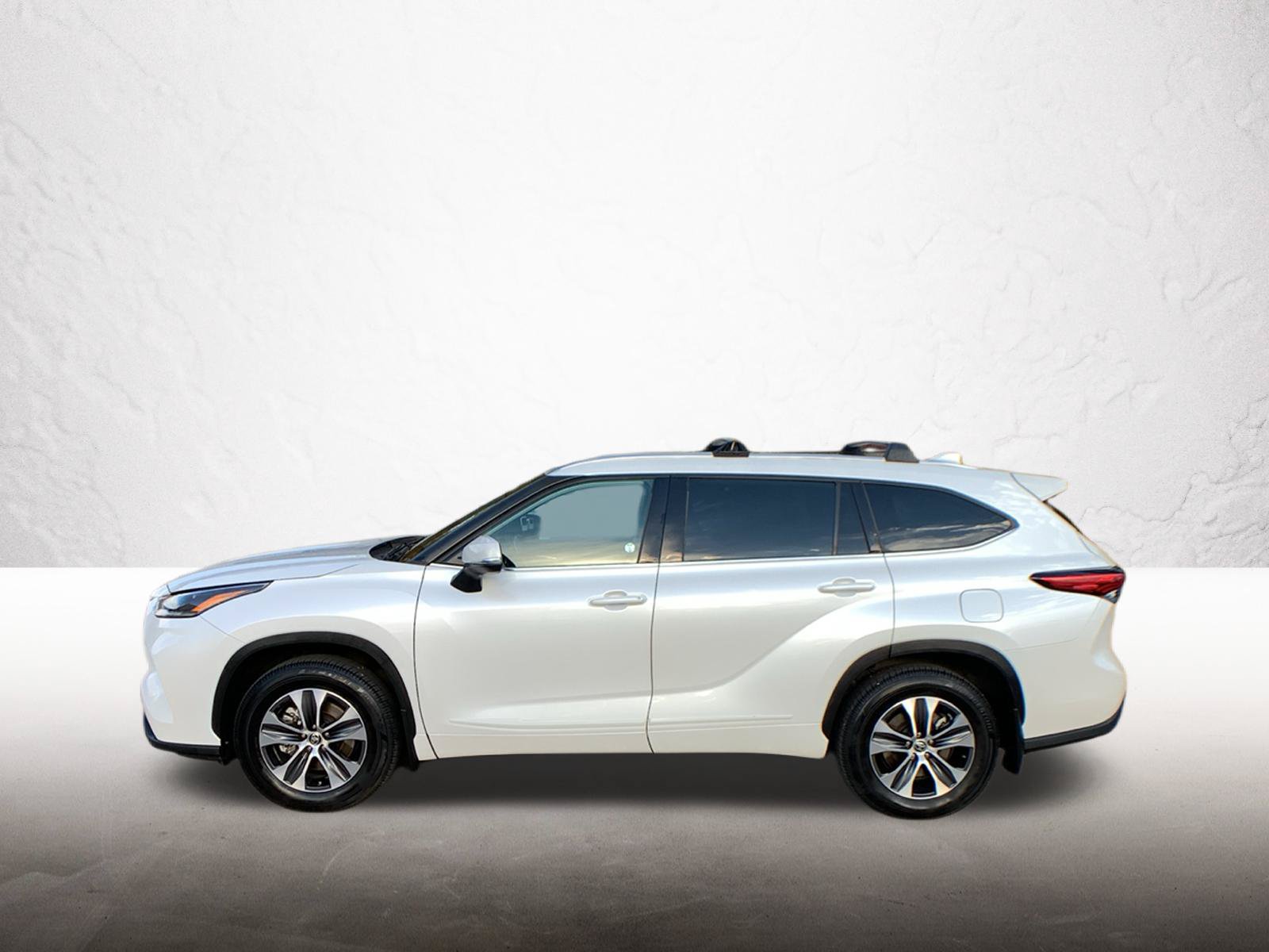 Used 2021 Toyota Highlander XLE AWD/4WD image 1
