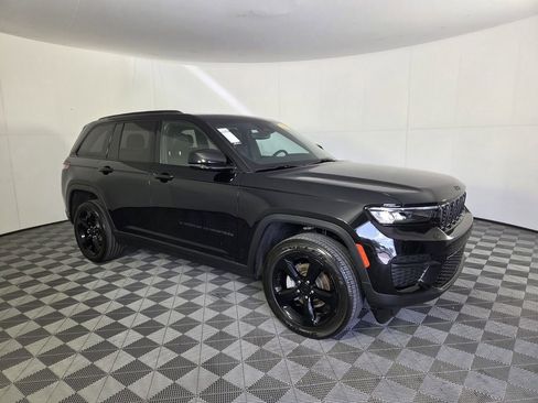 Certified 2024 Jeep Grand Cherokee Altitude AWD/4WD image 2