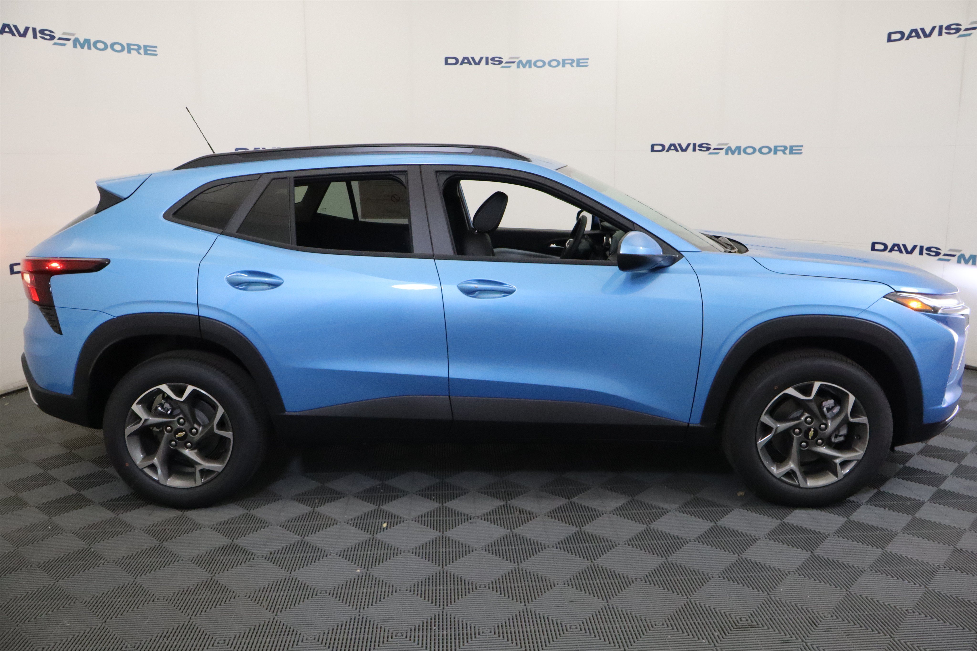 New 2026 Chevrolet Trax LT w/ Driver Confidence Package FWD image 5