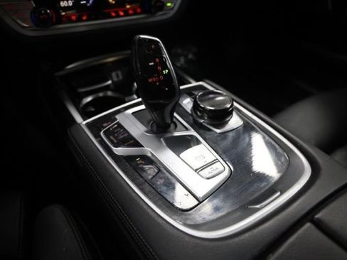 Used 2017 BMW 740i xDrive AWD/4WD image 27