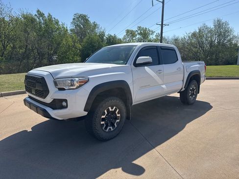 Used 2019 Toyota Tacoma TRD Off-Road image 1