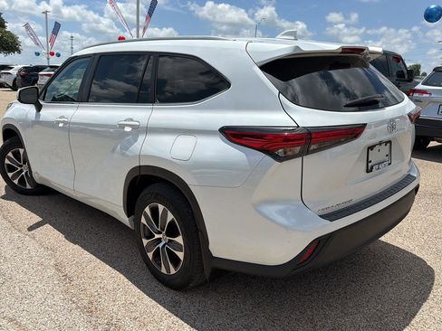 Used 2023 Toyota Highlander XLE FWD image 5