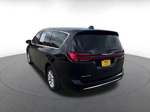 Used 2025 Chrysler Pacifica Select FWD image 10