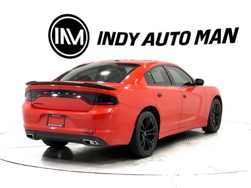 Used 2018 Dodge Charger SXT w/ Blacktop Package RWD image 4