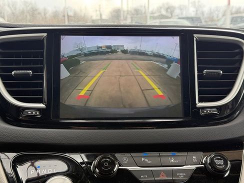 Used 2023 Chrysler Pacifica Touring-L FWD image 12