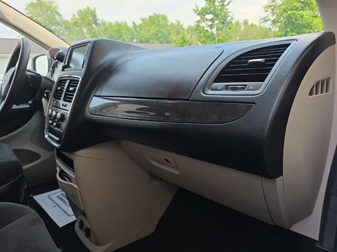 Used 2018 Dodge Grand Caravan SE w/ UConnect Hands-Free Group FWD image 22