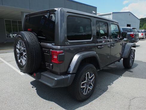 Used 2025 Jeep Wrangler Unlimited Sahara AWD/4WD image 3