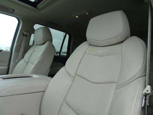 Used 2019 Cadillac Escalade Luxury AWD/4WD image 10