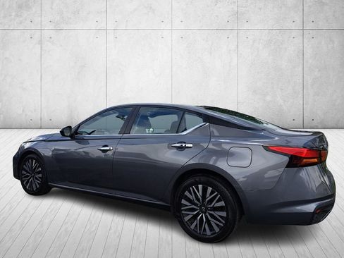Used 2024 Nissan Altima 2.5 SV image 7