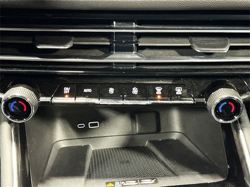 Used 2024 Chevrolet Traverse Z71 image 15