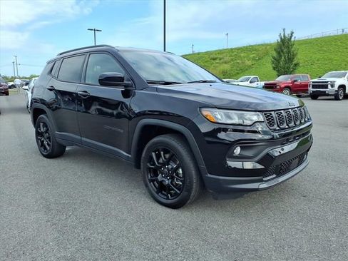 Used 2026 Jeep Compass Latitude AWD/4WD image 12