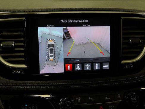 Certified 2024 Chrysler Pacifica Limited image 32