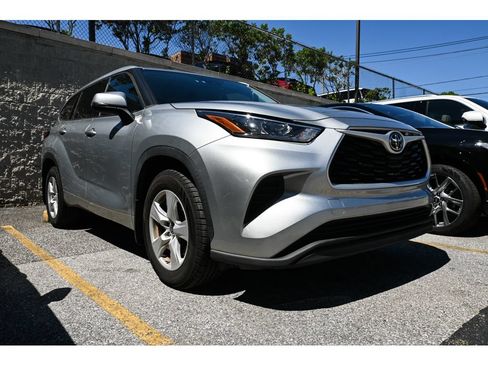 Used 2020 Toyota Highlander L AWD/4WD image 2
