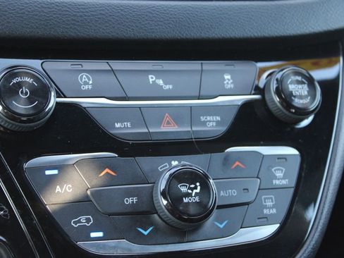 Used 2018 Chrysler Pacifica Touring-L w/ Premium Audio Group image 44