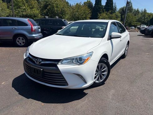 Used 2017 Toyota Camry LE FWD image 2