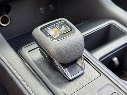 Used 2025 Nissan Pathfinder S FWD image 27
