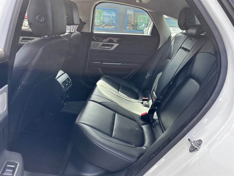 Used 2017 Jaguar XF Premium RWD image 10