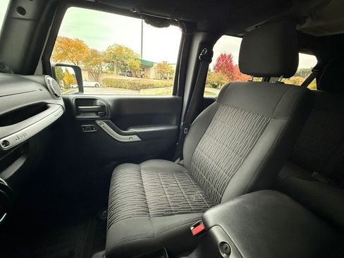 Used 2011 Jeep Wrangler Unlimited Rubicon w/ Connectivity Group image 33