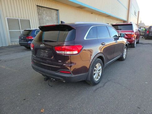 Used 2016 Kia Sorento LX w/ LX Convenience Package image 3