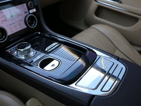 Used 2018 Jaguar XJ Supercharged RWD image 27