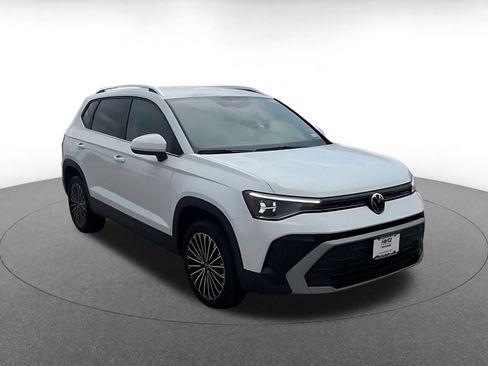 Used 2026 Volkswagen Taos SE FWD image 3