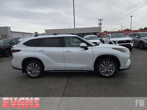 Used 2025 Toyota Highlander Platinum image 2