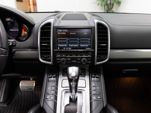 Used 2011 Porsche Cayenne Turbo AWD/4WD image 18