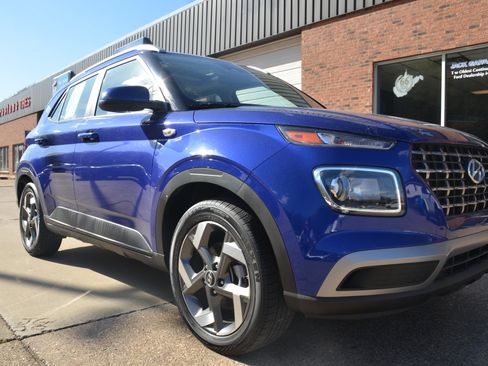 Used 2024 Hyundai Venue SEL image 3