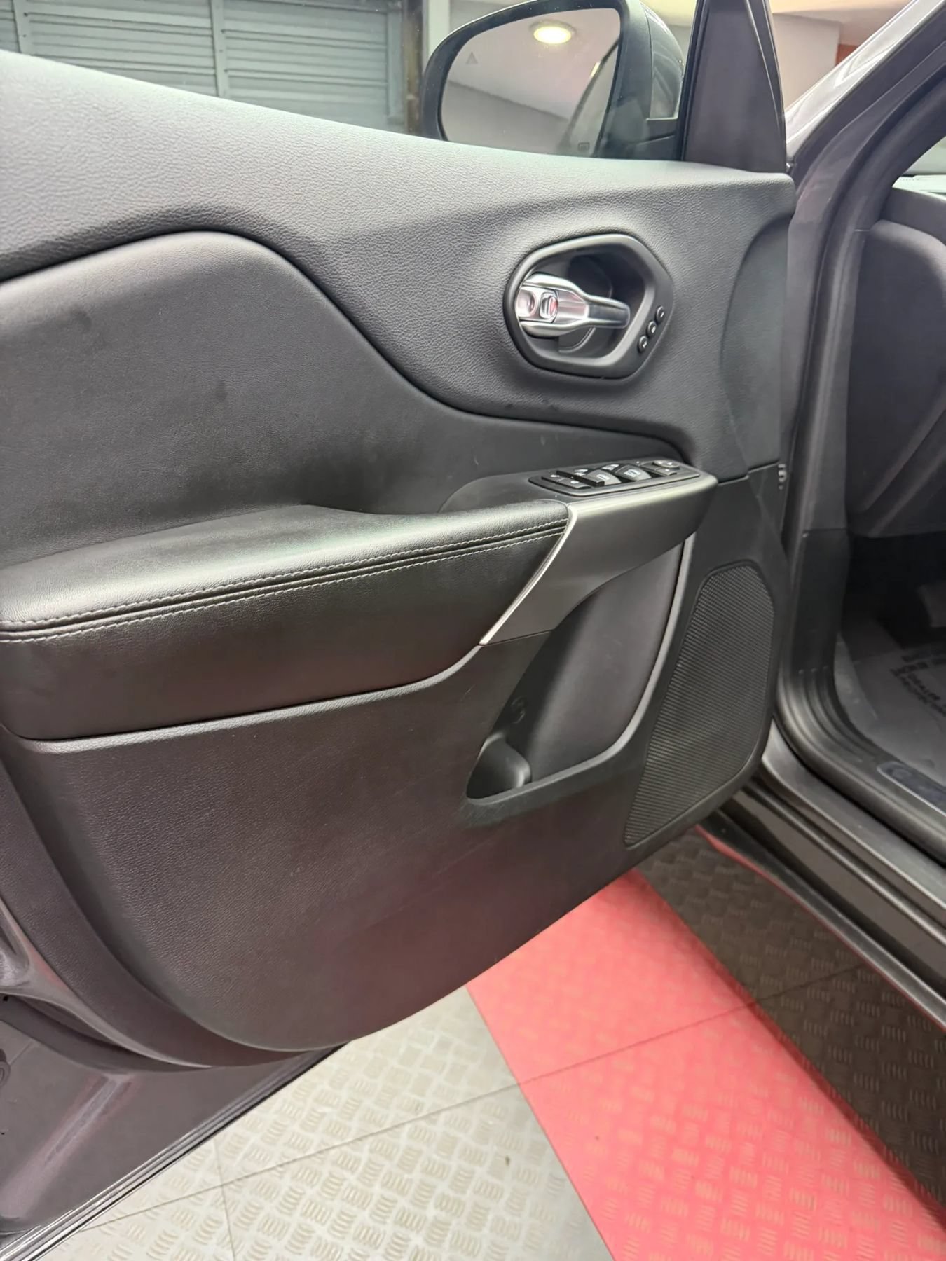 Used 2019 Jeep Cherokee High Altitude AWD/4WD image 9