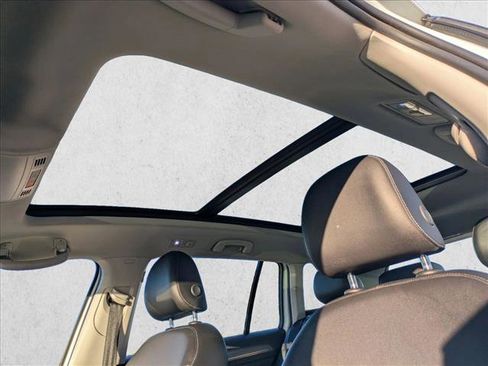 Used 2017 Volkswagen Golf SE image 16