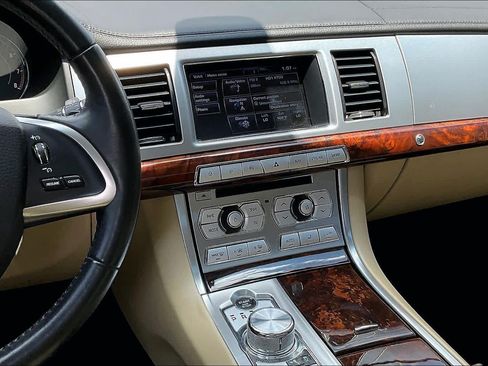 Used 2013 Jaguar XF RWD image 7