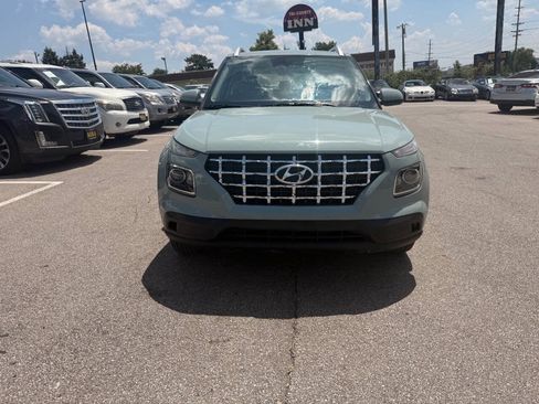 Used 2025 Hyundai Venue SEL FWD image 3