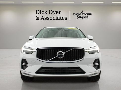 Used 2022 Volvo XC60 B5 Momentum w/ Advanced Package FWD image 4