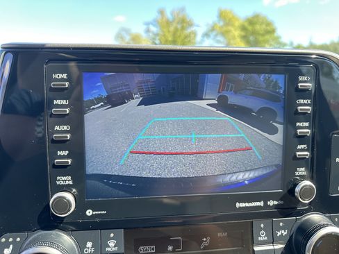 Used 2021 Toyota Highlander XLE AWD/4WD image 27