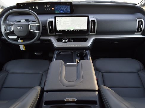 New 2025 Ford Expedition Active image 7