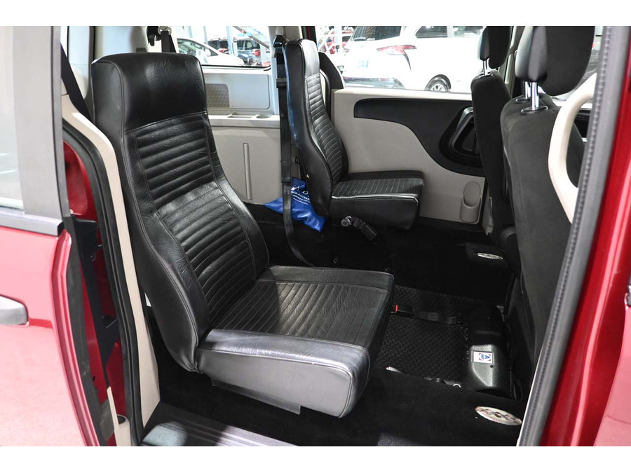 Used 2015 Dodge Grand Caravan American Value Package FWD image 17