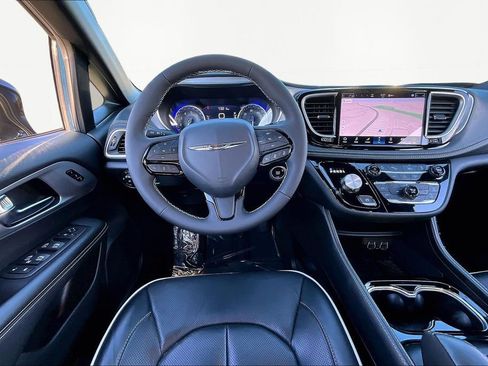 Used 2025 Chrysler Pacifica Limited image 8