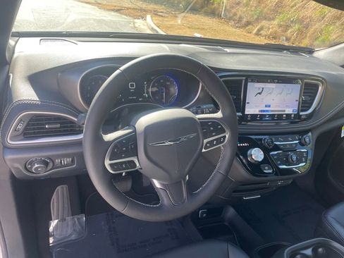 New 2026 Chrysler Pacifica Select FWD image 11