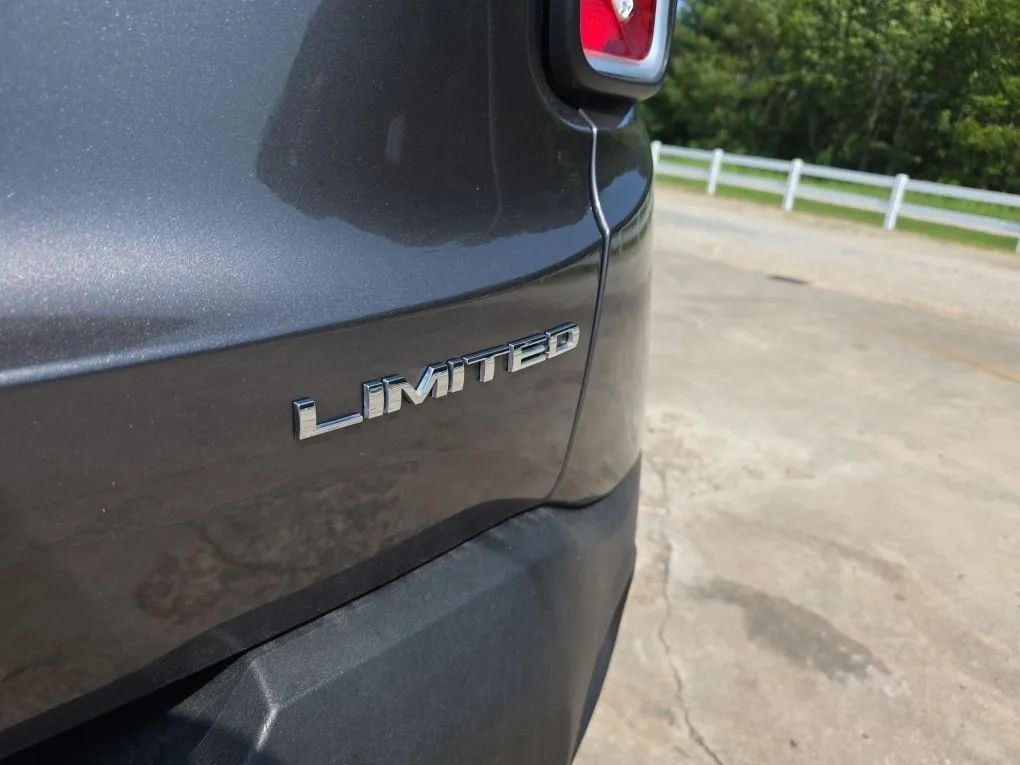 Used 2018 Jeep Renegade Limited w/ UConnect 8.4 Nav Group FWD image 12