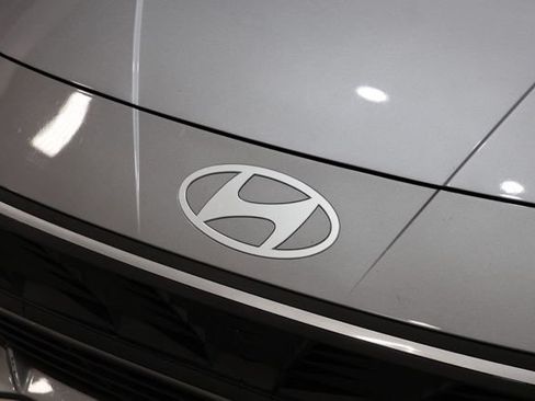Used 2025 Hyundai Elantra SE FWD image 10